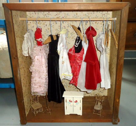 Cabinet, Display
